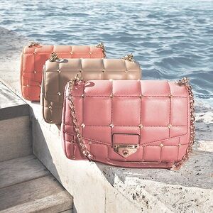 Michael Kors NWT Quilted & Studded Crossbody Bag a Pinky Beige.